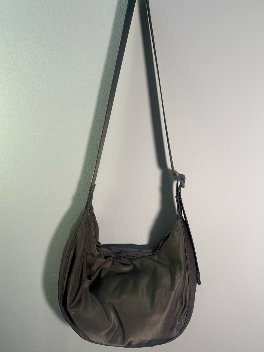 Quince Revive medium sz messenger bag